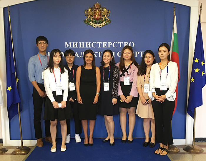 Deputy Youth and Sports Minister Vanya Koleva (fourth from left) and visiting Korean youth delegates pose for a photo. 